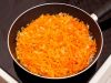 Сделайте поджарку. Поджарьте вместе лук, чеснок с перцем и солью. Затем - очередь моркови и томатной пасты. Тушите все ещё 5 минут. Если паста густая, то можно добавить несколько ложек воды.