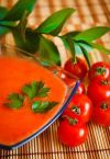 Добавить оливковое масло, посолить, поперчить.
Охладить томатный гаспачо с огурцом в холодильнике и съесть :)