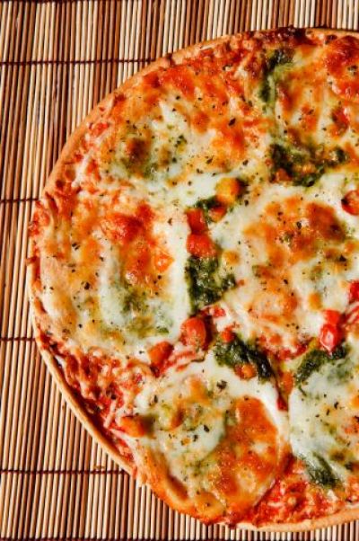 Изображение рецепта ''Пицца с моцареллой и базиликом''