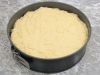 Сделайте на поверхности пирога несколько небольших надрезов. Духовку прогрейте до 180 градусов и выпекайте пирог в течение часа.