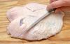 Надрежьте кожу и жир на утиной грудке ромбиком, не разрезая само мясо, и натрите грудку с обеих сторон солью и перцем.