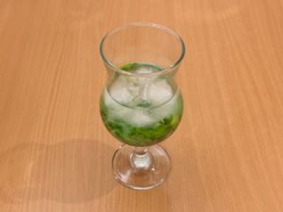 Положите несколько кубиков льда. Добавьте ром.