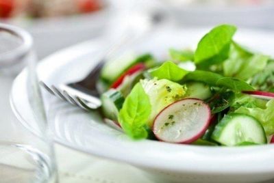 Изображение рецепта ''Салат из огурцов, редиса и зелени''