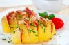 Картофель-гармошка с беконом может быть подан как оригинальный гарнир или полноценное самостоятельное блюдо. Приятного аппетита! 