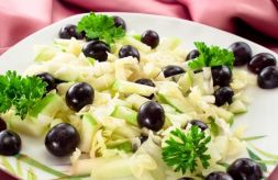 Изображение рецепта Салат с капустой и виноградом