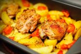 Картошка с курицей и овощами в духовке