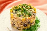 Изображение рецепта Куриный салат с грибами и кукурузой