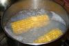Кукурузу отварить, остудить и отделить зерна от початков. 
