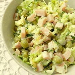 Изображение рецепта Салат из капусты с ветчиной и горошком