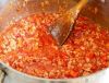 Добавить специи и готовить еще пару минут. Добавить томаты, чечевицу и бульон. Довести до кипения, затем уменьшить огонь, накрыть крышкой и тушить 40-50 минут, или пока чечевица не будет готова.
