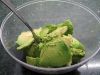 Размять мякоть авокадо в миске и добавить в нее остальные ингредиенты, перемешать.