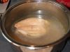 Куриную грудку заливаем холодной водой, кладем маленькую луковицу целиком и перец горошком, ставим на огонь, доводим до кипения и варим 1 час.