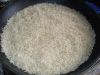 После этого поверх филе выкладываем равномерным слоем тщательно промытый рис. Закрываем сковороду крышкой, убавляем огонь. Ждем минут 5-7, пока из риса не выпарится остаток воды, и он не нагреется.