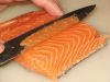 Нарежьте лосося (и креветки, если они слишком большие) не слишком крупно – ломтиками, полосками или кубиками толщиной не более 0,5 см.