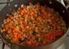 Влейте к овощам немного воды и потомите их под крышкой 20 минут. Приправьте их соусом «Табаско» и чесноком. Доведите овощи до готовности.