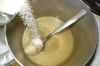 Для приготовления крема-бренди смешайте сахар, мед, ваниль, крахмал, яичные желтки и прокипятите на водяной бане.
