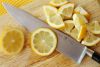 Каждую луковицу разрезаем на 4-6 частей. Лимоны нарезаем на тонкие ломтики. Чеснок разбираем на зубчики, шкурку не снимаем. Раздавливаем каждый зубчик плоской частью ножа.
