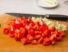 Пока жарятся фрикадельки, сладкий перец нарезаем на небольшие кусочки, сельдерей рубим поперек на ломтики толщиной 2-3 мм.
Перекладываем фрикадельки на тарелку.
В ту же сковороду кладем овощи и жарим, помешивая, около 6-7 минут.