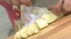 Раскатайте тесто в жгут диаметром примерно 3 см, затем разрежьте его на небольшие кусочки или накатайте шарики – галушки, слегка сплющивая их как оладушки.