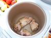 В чашу мультиварки налить растительное масло и выложить кусочки курицы. Выбрать режим "Жарить", время установить 15 минут.
