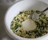 Смешать с тертыми яйцами рубленую зелень, манку, муку и сметану (1 ст.л.). Добавить немного соли и хорошо перемешать. 