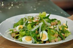 Изображение рецепта Большой зеленый салат с яйцами и гренками