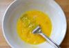 Взбить яйцо, добавить растопленное сливочное масло.