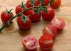 Помидор вымыть и порезать небольшими дольками. Если у вас помидоры черри - еще лучше, просто разрежьте их пополам. 