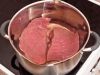 Мясо помыть, порезать, залить водой и варить до кипения. После закипания снимаем пену, солим, добавляем перец. Варим на медленном огне 20-30 мин. 