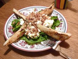 Изображение рецепта Салат с жареными грушами, шпинатом и сыром фета