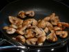 Разогрейте сковороду с небольшим количеством оливкового масла. Нарезанные пластинками (или четвертушками, если грибы некрупные) шампиньоны обжарьте на сильном огне до золотистого цвета.