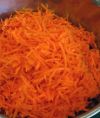 Потереть морковку на мелкой терке. У вас должен получится где-то стакан тертой моркови, это 2 средние штуки. 