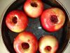 В каждое яблоко положите столовую ложку брусничного варенья. На противень, где будут запекаться яблоки, налейте немного воды, чтобы они не растрескались. 