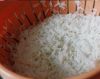 Рис промыть и отварить в подсоленной воде в течение 10 минут. Откинуть на дуршлаг.