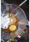 Итак, пока молоко нагревается, смешиваем яйцо, сахар (у меня коричневый "Демерара", но подойдёт любой), крахмал и заменитель ванили, если таковой используется.