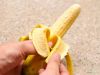 Очистите бананы. Нарежьте бананы на тонкие кружочки – или на полоски для необычного вида. Старайтесь, чтобы кусочки были одинаковой толщины. Так они лучше пропекутся.