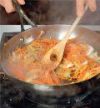 В сковороде вытопить жир из грудинки, положить лук, обжарить до золотистого цвета, добавить корни петрушки и сельдерея, обжаривать 5 мин.