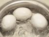 Яйца варим вкрутую, для чего кладем их в холодную воду, также доводим до кипения и варим на небольшом огне 10 минут. Когда яйца сварятся, залейте их холодной водой. Благодаря такому контрастному душу их будет легче очистить.