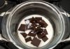 ГАНАШ. На водяной бане растопить шоколад со сливками до однородной массы. Дать остыть.