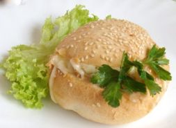 Изображение рецепта Горячие булочки с консервированной рыбой и сыром