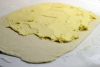 Раскатайте тесто в прямоугольник приблизительно 40х20 см. На две трети по длине выложите масляное тесто и распределите так, чтобы оно не доходило до краев на сантиметр.
