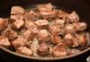 Чтобы приготовить рагу из говядины в горшочках, кусочки мяса обжарьте до образования корочки.