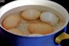 Сваренные вкрутую яйца осторожно очистите от скорлупы. Разрежьте каждое пополам вдоль. Выньте желтки в отдельную миску.