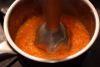 Перец вымойте, тщательно очистите от семян (осторожно с острым перцем, лучше защитить руки!).
Нарежьте как сможете, сложите в небольшую кастрюльку, туда же выдавите лимонный сок и готовьте на небольшом огне 8-10 минут.
С помощью погружного блендера превратите перец в пюре, добавив паприку, чеснок и соль. Отсутствие проводов позволяет проделать эту операцию прямо на плите.
