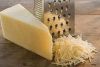 Натрите сыр на крупной терке. Жюльен из курицы с шампиньонами должен быть покрыт румяной сырной корочкой, так что сыра не жалеем. 