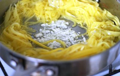 Отодвиньте кабачки к стенкам сковороды и на освободившееся дно выдавите из пресса чеснок. Да, я в курсе, что это "моветон", но зато он буквально за секунду отдаст маслу весь аромат, буквально растворяясь в нём. Так что отметаем снобизм (у кого есть) и жмём.
Чеснок секунд 10 пассеруйте в масле, затем быстро и аккуратно смешайте со «спагетти» и выключите газ.