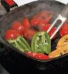 Положите на сковороду помидоры и перцы, готовьте по 1,5 мин. с каждой стороны. Выложите на бумажные полотенца.
Остывшие овощи сложите в миску, влейте приготовленную заправку, перемешайте и подайте к столу с шариками моцареллы или другим мягким сыром. Салат из запеченных овощей и сыра готов. Приятного аппетита! 